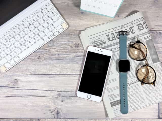 新聞紙、スマホ、腕時計、パソコン